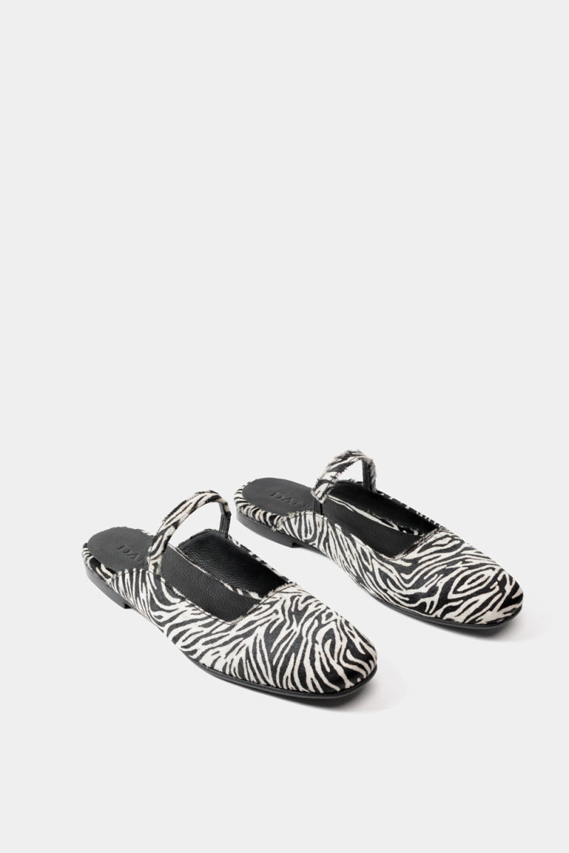Ballerina de piel con straps y diseño en animal print de zebra perfecta para outfit casual