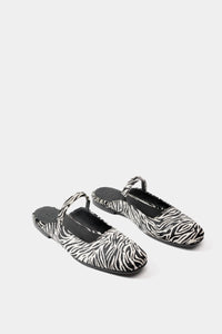 Ballerina de piel con straps y diseño en animal print de zebra perfecta para outfit casual