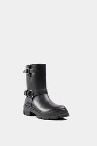 Bota de cuero negro con detalle de hebilla superior e inferior y tacón bajo robusto