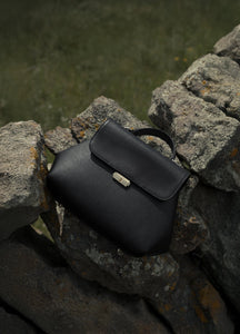 bolso de piel color negro diseño mexicano