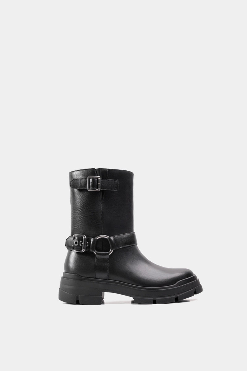 Bota negra de caña media con hebillas decorativas metálicas y suela gruesa antiderrapante