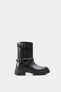 Bota negra de caña media con hebillas decorativas metálicas y suela gruesa antiderrapante