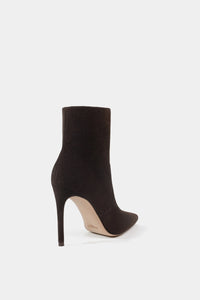 Bota de tacón alto ajustada al tobillo estilo sock boot en negro intemporal, perfecta para looks formales o de noche