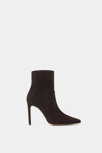 Bota café de tacón alto tipo stiletto con corte ajustado al tobillo y punta afilada en un material tipo gamuza