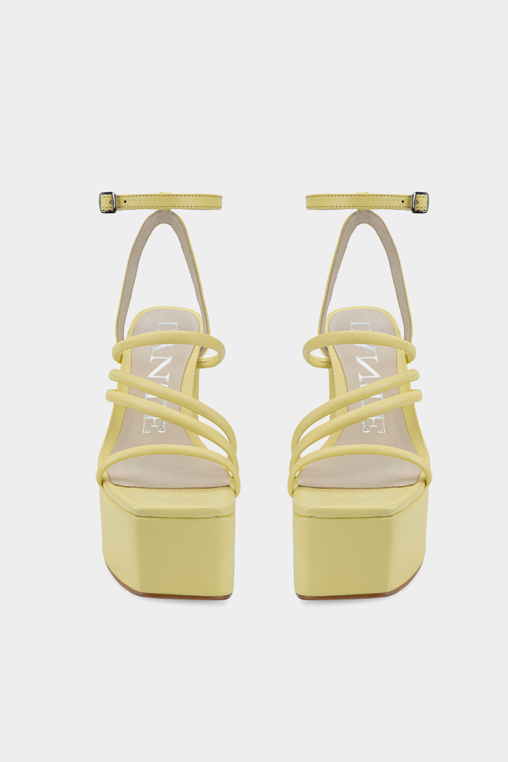 sandalias de plataforma estilo versace

