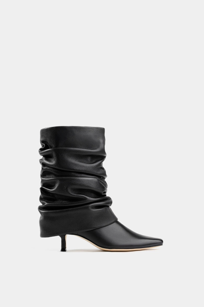 Bota negra de cuero con caña fruncida, tacón kitten y puntera afilada