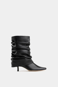 Bota negra de cuero con caña fruncida, tacón kitten y puntera afilada