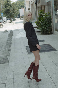 look de botas color vino  con blazer color negro 