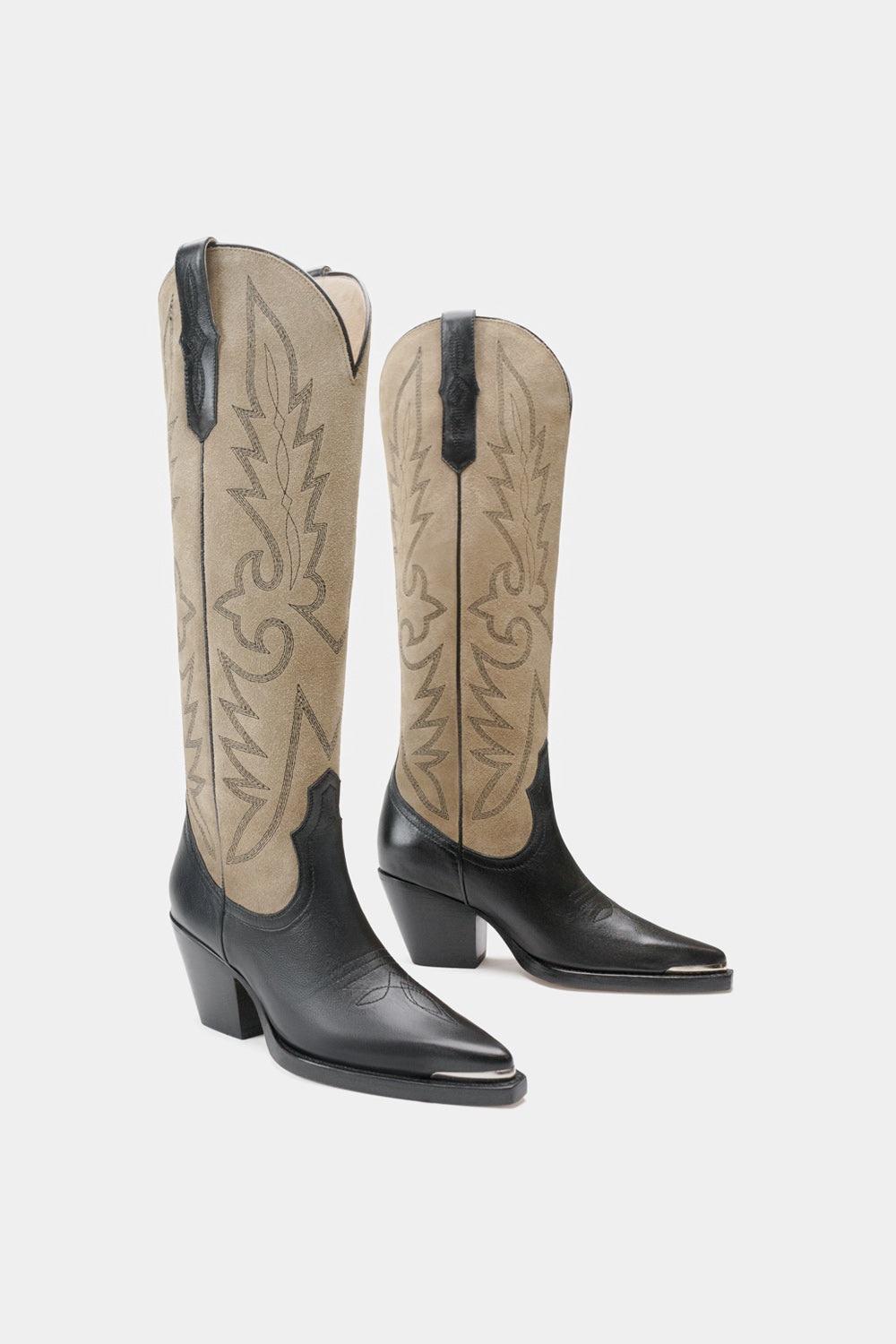 Explora la elegancia contemporánea con esta bota knee-high en gamuza clara de Dante. Inspirada en el espíritu western, combina bordados delicados, puntera metálica y un tacón de madera que aporta altura y estilo. Un clásico renovado para mujeres que buscan autenticidad y distinción.
botas estilo jaquemus