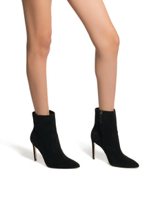Bota casual negra con tacón de aguja, diseño ceñido al tobillo y apariencia elegante de ante