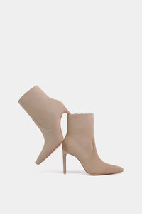 Stiletto boot beige para mujer, botín ceñido al pulso del tobillo, punta delgada y acabado aterciopelado