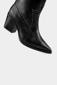 botas negras perfectas para outfits de vestido largo 