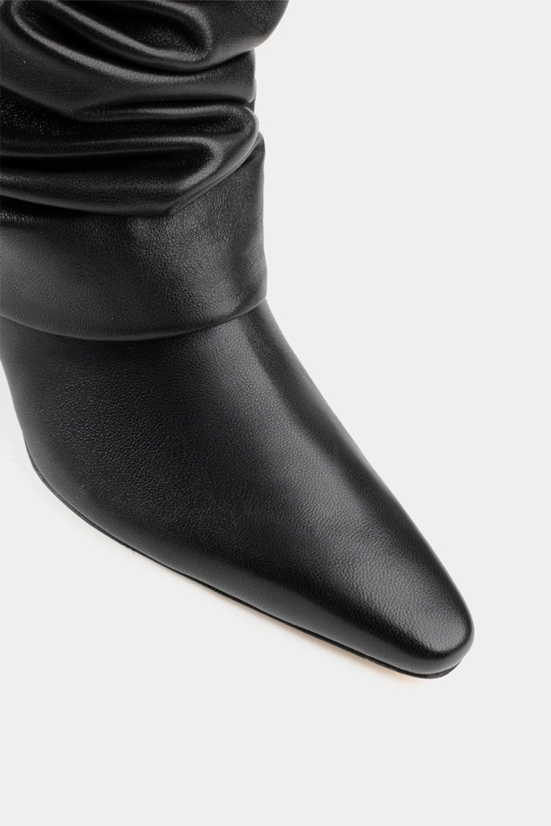 Bota negra elegante con caña efecto drapeado y tacón kitten para eventos especiales