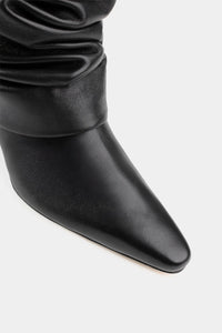 Bota negra elegante con caña efecto drapeado y tacón kitten para eventos especiales
