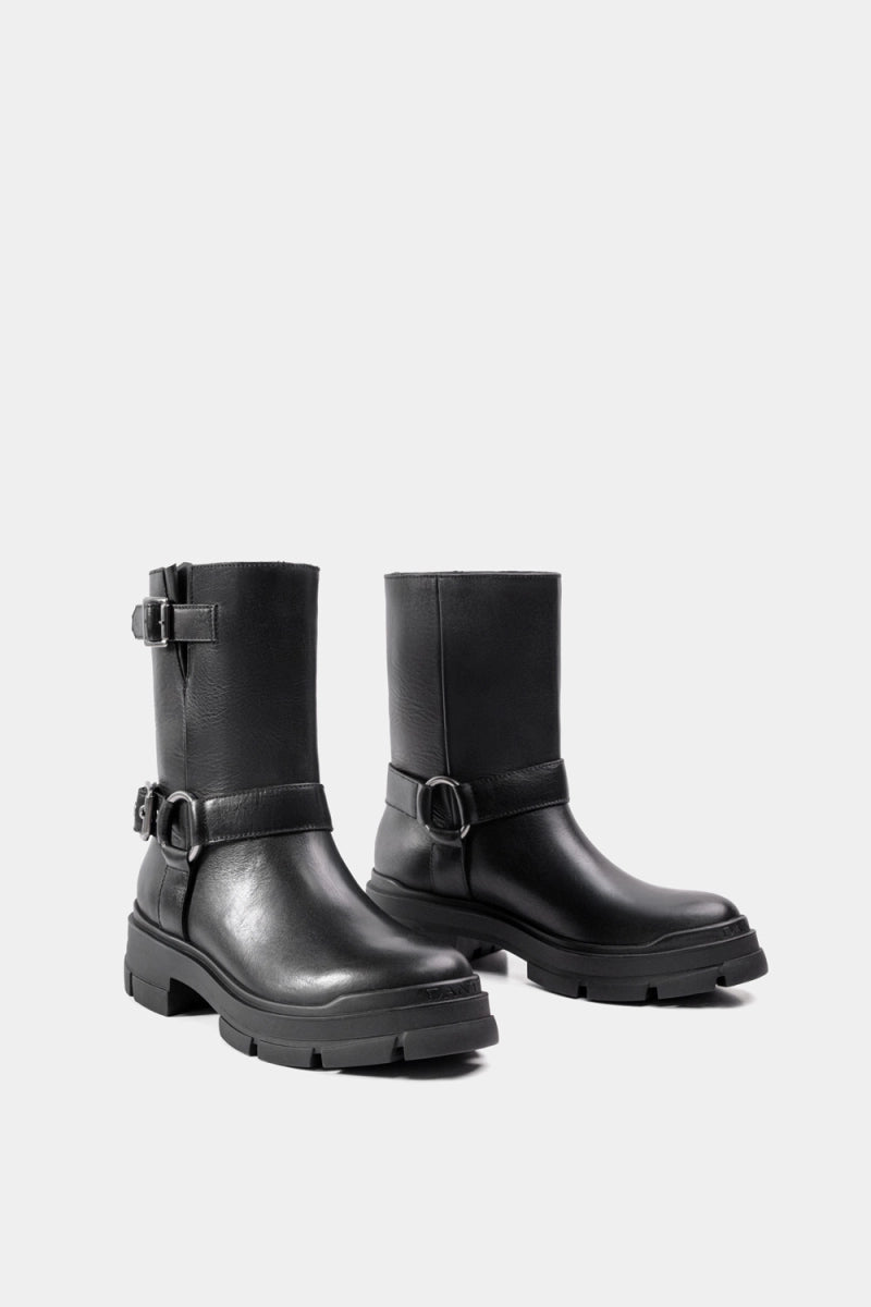 Bota estilo moto con correas ajustables y plataforma reforzada en negro mate