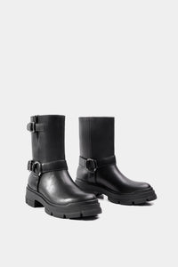 Bota estilo moto con correas ajustables y plataforma reforzada en negro mate