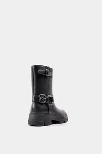 Bota urbana negra de caña media con herrajes metálicos y suela plataforma estilo lug
