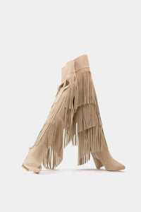 Bota de caña alta de gamuza sintética beige con detalle de flecos largos y bloque