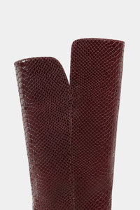 Botas de piel con acabado de serpiente color vino 