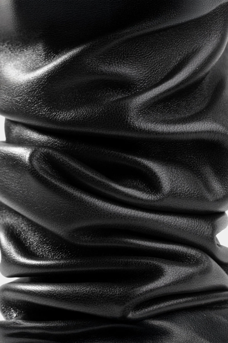 Bota negra media caña con diseño gathered, ideal para estilismos de día y noche