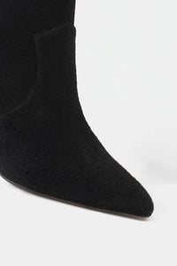 Bota de tacón alto ajustada al tobillo estilo sock boot en negro intemporal, perfecta para looks formales o de noche