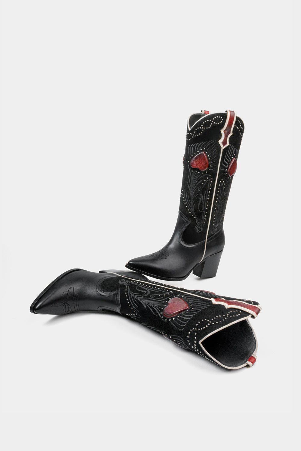 botas para mujer con corazones que uso Connie Davalos