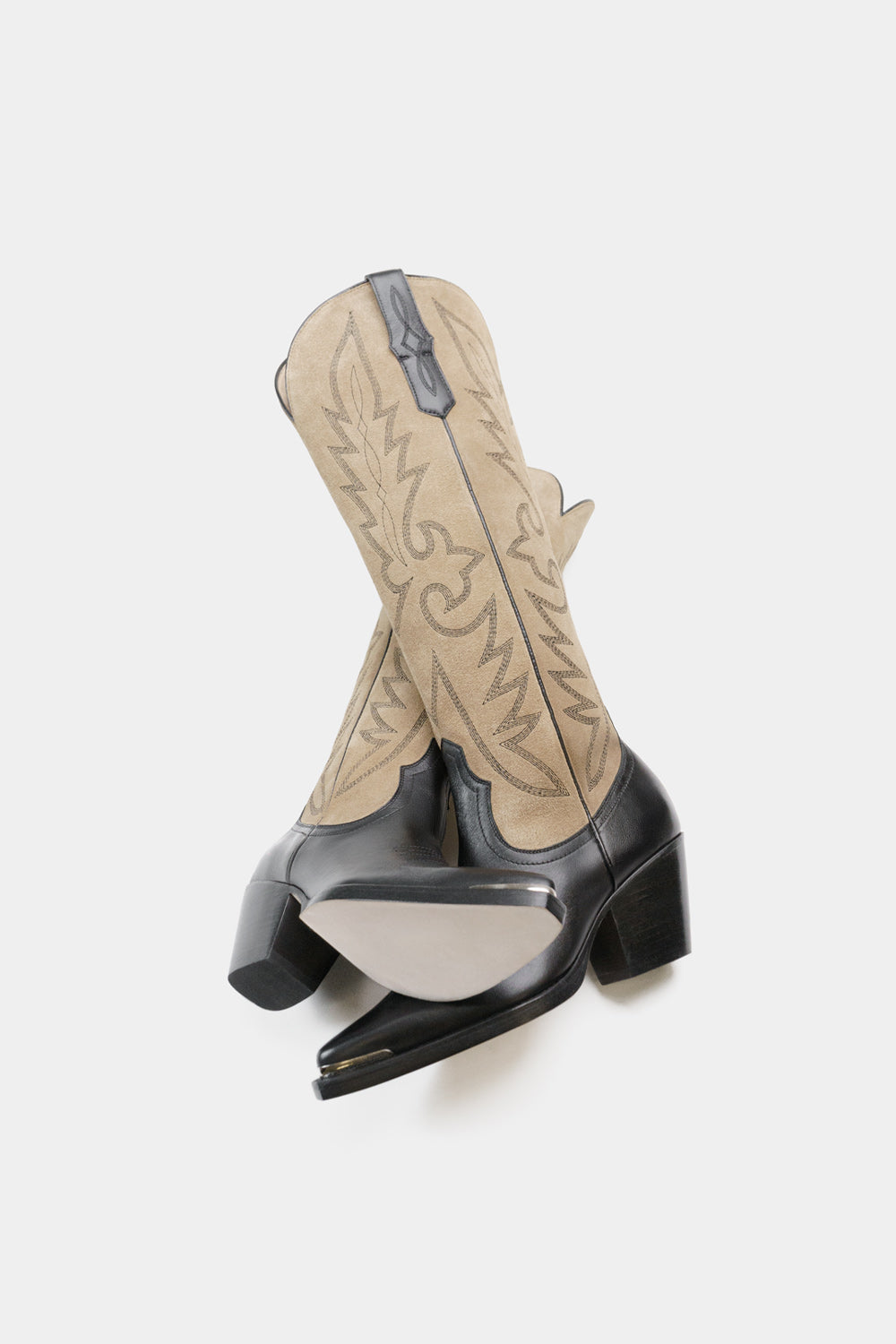 Bota western alta para mujer en gamuza clara y piel negra con puntera metálica – diseño de autor de Dante.