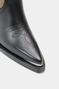 Detalle de puntera metálica y combinación de materiales en bota western Dante.