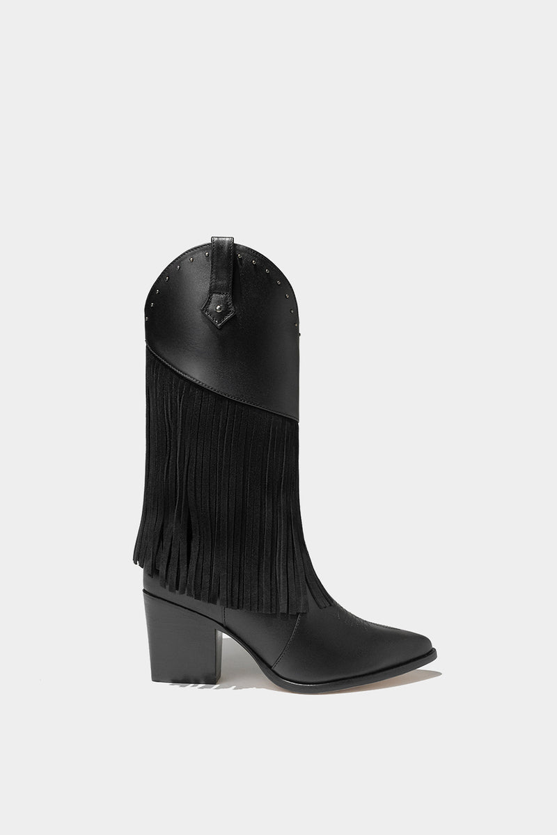 bota en piel negra con flecos en acabado gamuza y detalles de metal