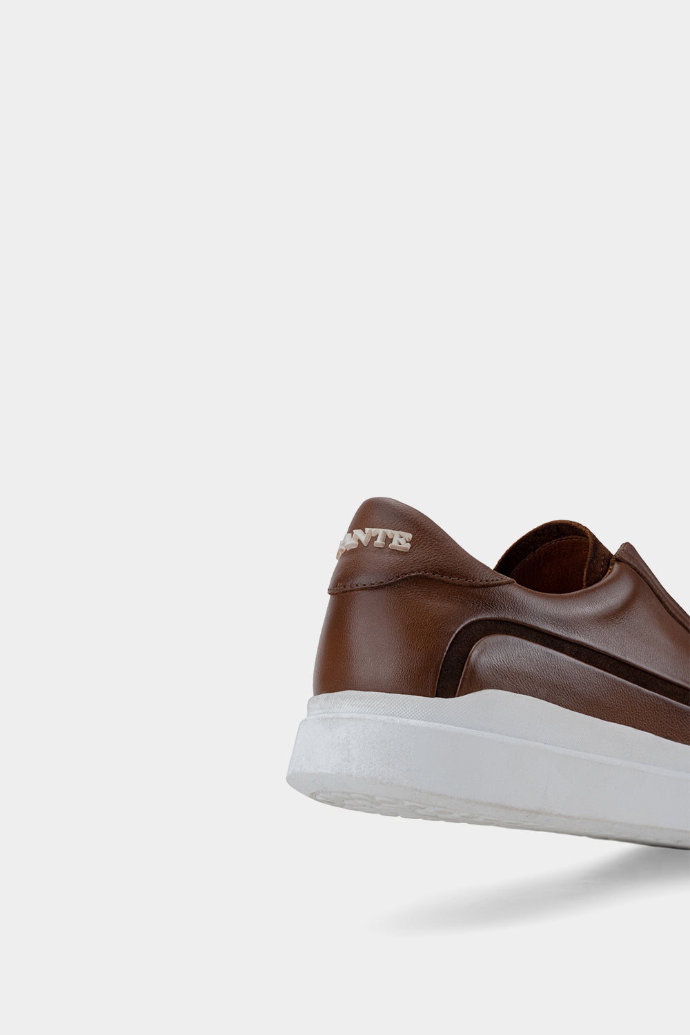 luxury sneaker color cognac hecho en piel y cuero