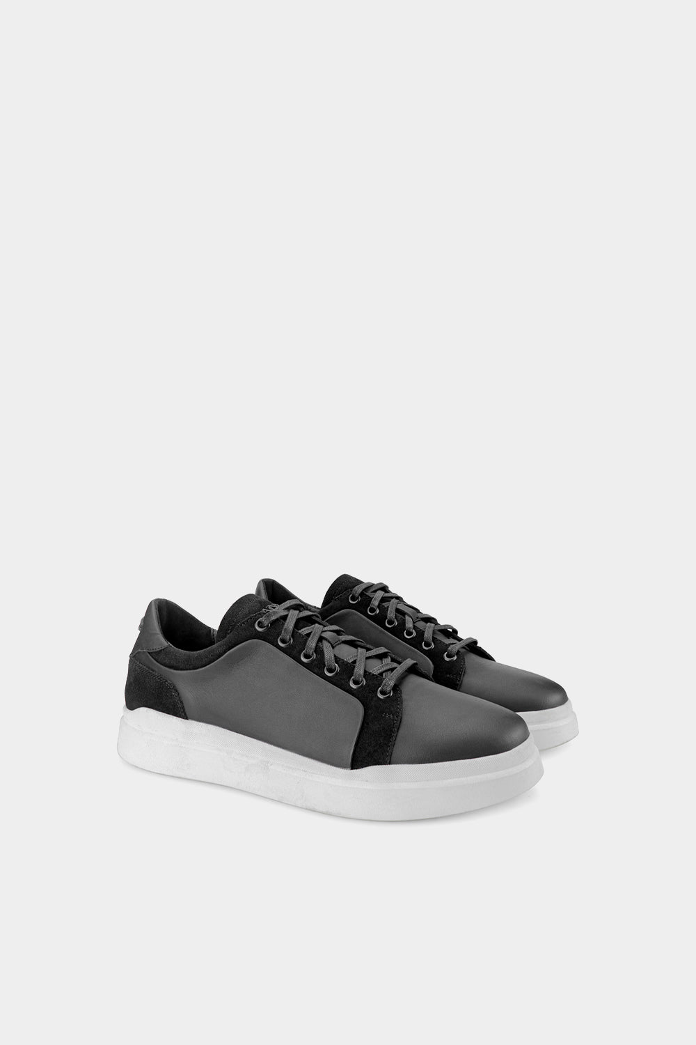 tenis negros de piel de diseñador