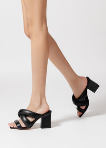 Sandalias de piel color negro estilo Loewe y Olivia Rodrigo