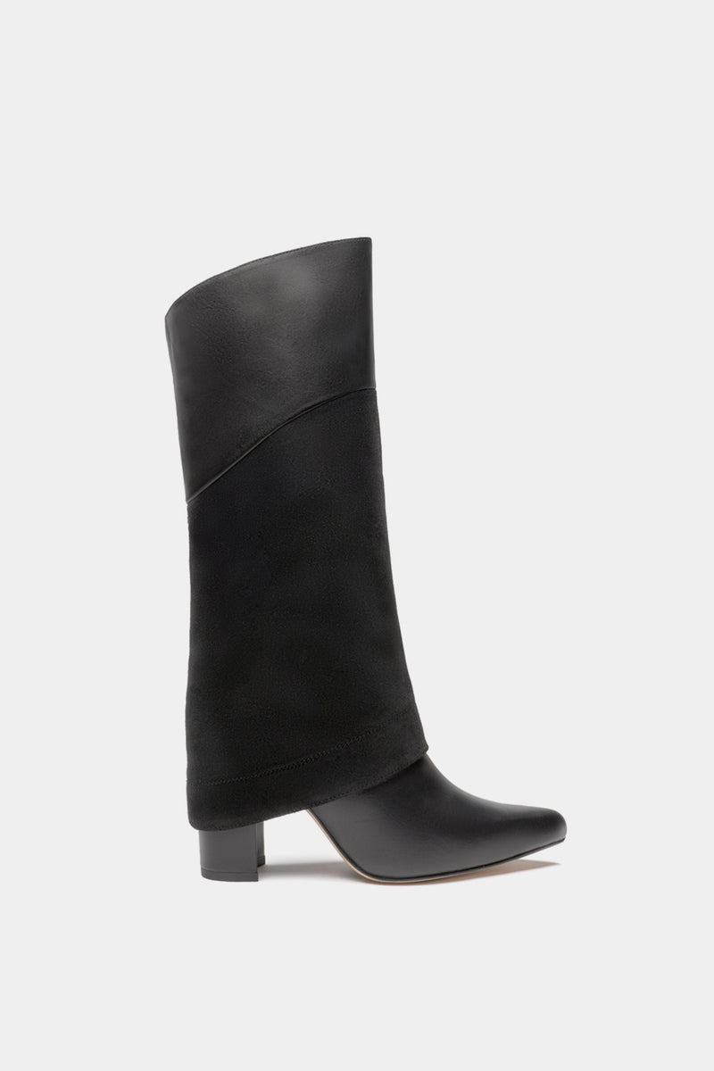 botas de piel color negro hasta la rodilla