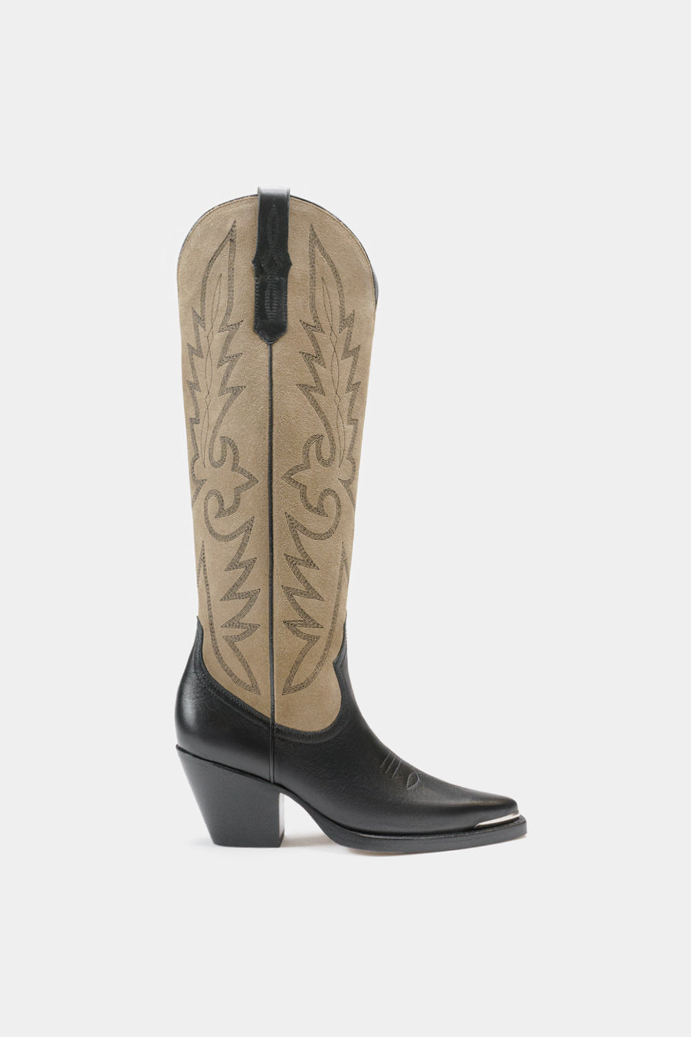 Vista lateral de bota knee-high en piel y gamuza – botas elegantes y modernas para mujer.