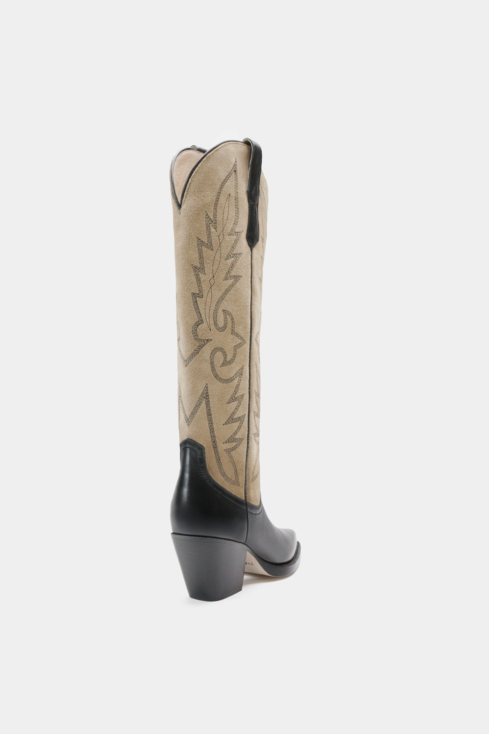 Bota western alta de mujer en gamuza color natural, con bordados elegantes y puntera metálica. Un diseño artesanal de Dante que fusiona tradición y modernidad para crear un ícono de estilo atemporal. Ideal para elevar cualquier look con sofisticación y carácter. botas de diseñador.