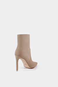 Bota de tacón alto ajustada al tobillo estilo sock boot en negro intemporal, perfecta para looks formales o de noche