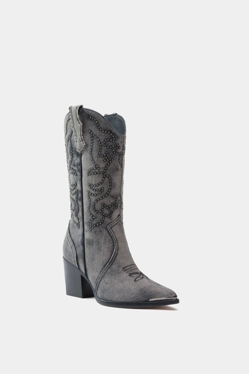 botas artesanales de mezclilla para jeans de denim obscuro y short vaquero