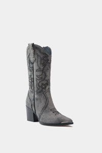 botas artesanales de mezclilla para jeans de denim obscuro y short vaquero