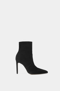 Bota negra de tacón alto tipo stiletto con corte ajustado al tobillo y punta afilada en un material tipo gamuza