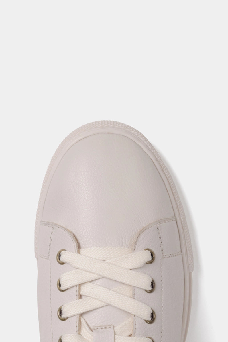 tenis de piel con agujetas de piel color blanco 