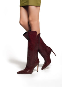 Botas de piel con vestido verde