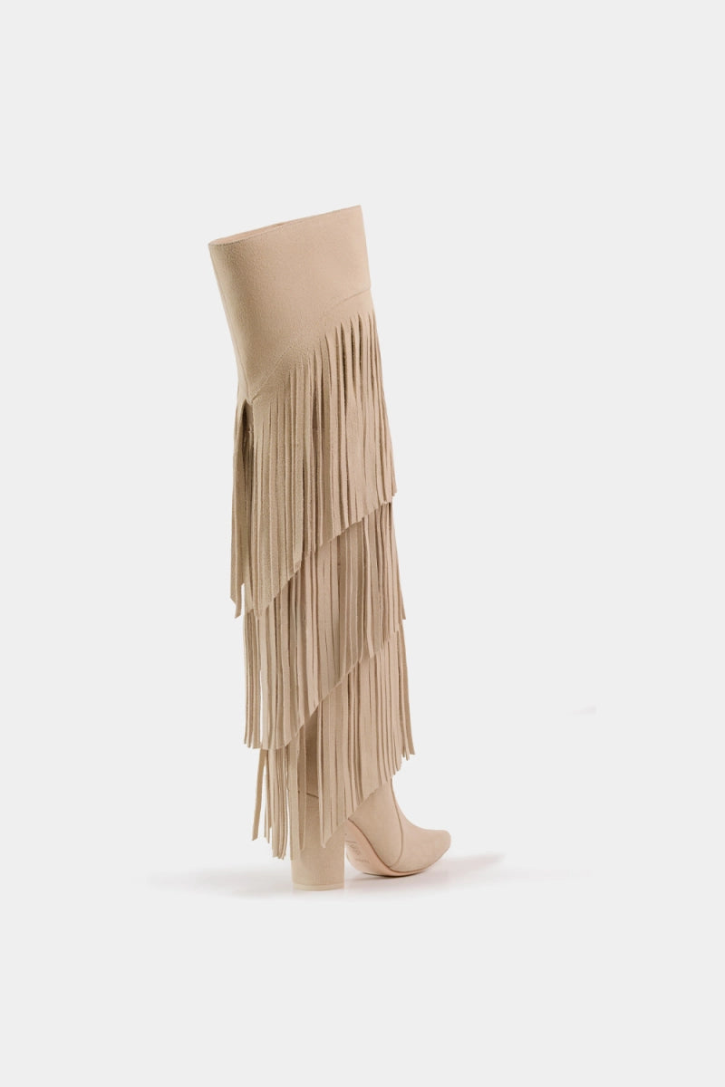 Bota estilo western beige con flecos superpuestos y acabado elegante
