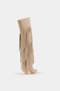 Bota estilo western beige con flecos superpuestos y acabado elegante
