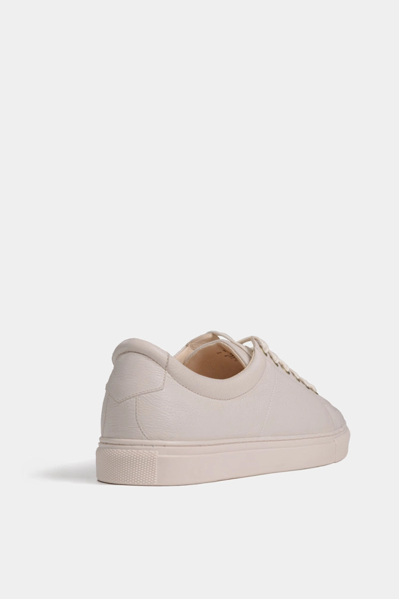 sneakers de diseñador color hueso perfectos para traje de hombre