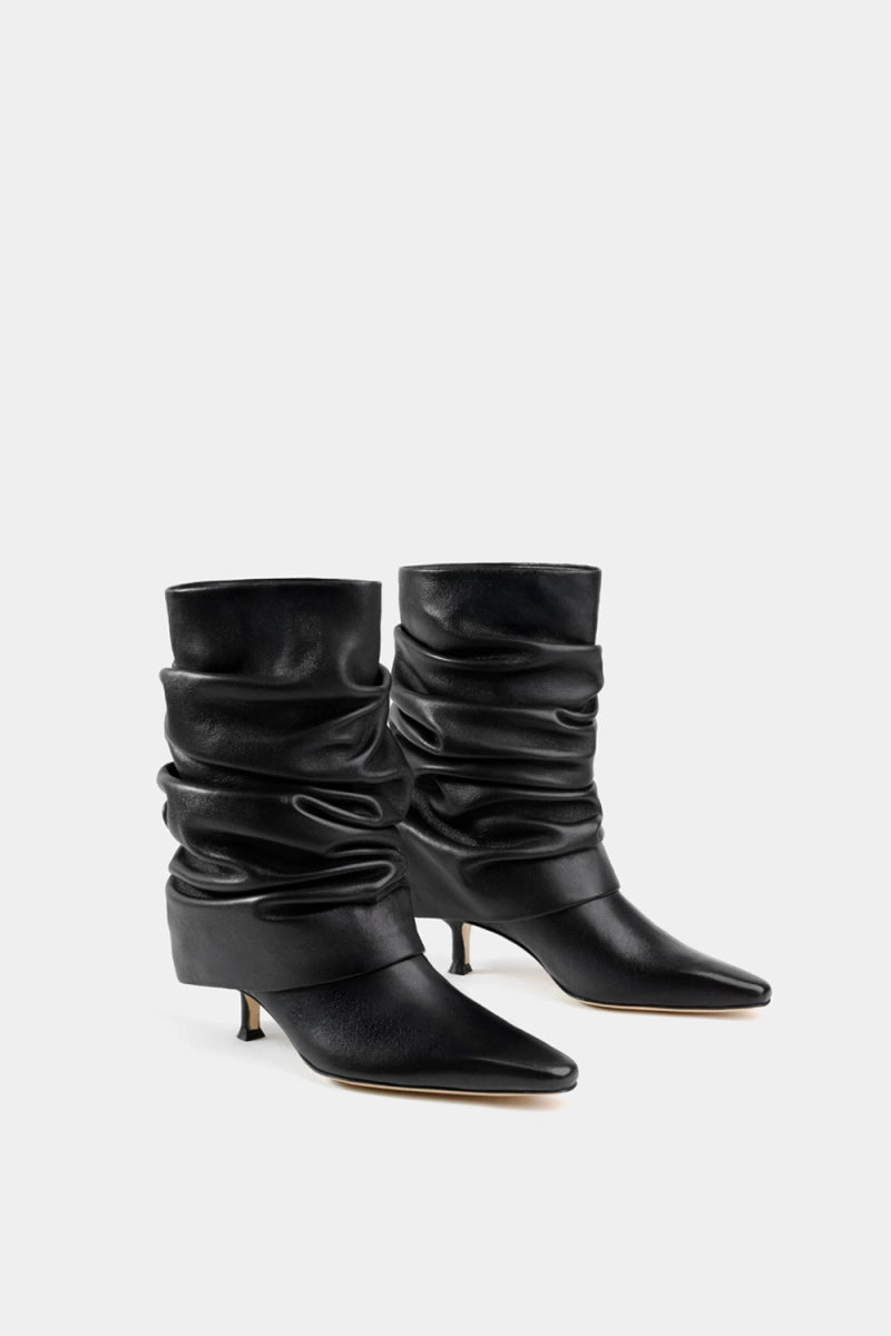 Bota negra con diseño plisado, tacón kitten cómodo y línea delgada, perfecta para oficina y cenas