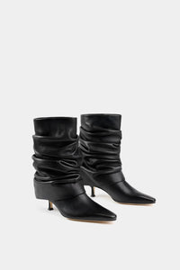 Bota negra con diseño plisado, tacón kitten cómodo y línea delgada, perfecta para oficina y cenas