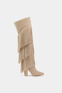 Bota caña alta beige con tres capas de flecos y tacón ancho alto