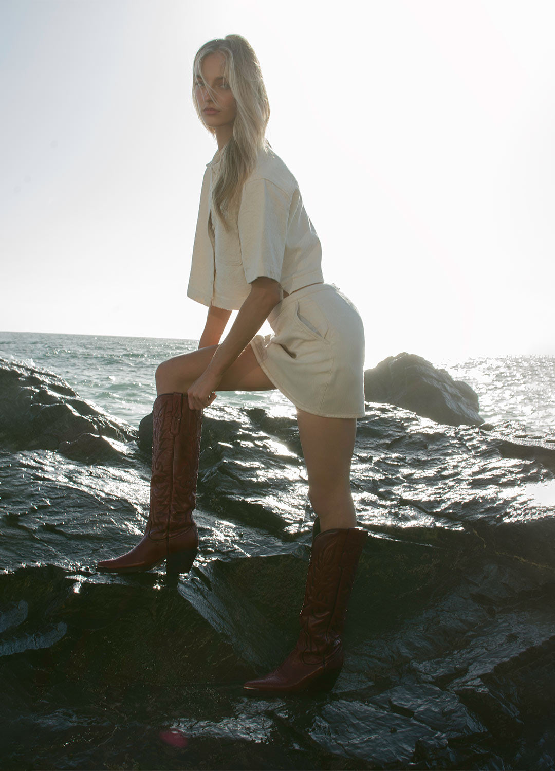 chica con outfit de botas rojas vaqueras 