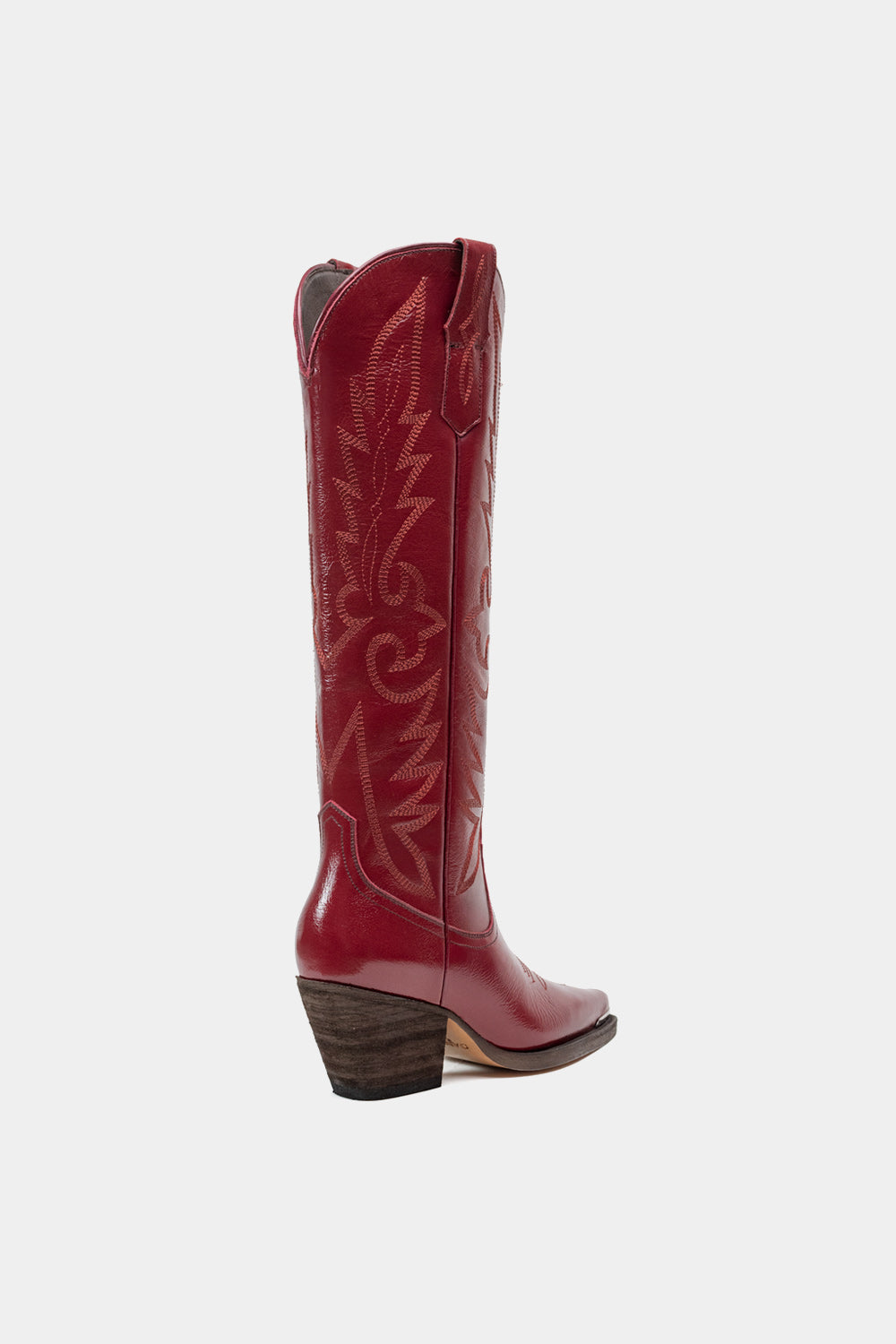 botas cherry red con detalles western para concierto estilo beyonce y sabrina carpenter